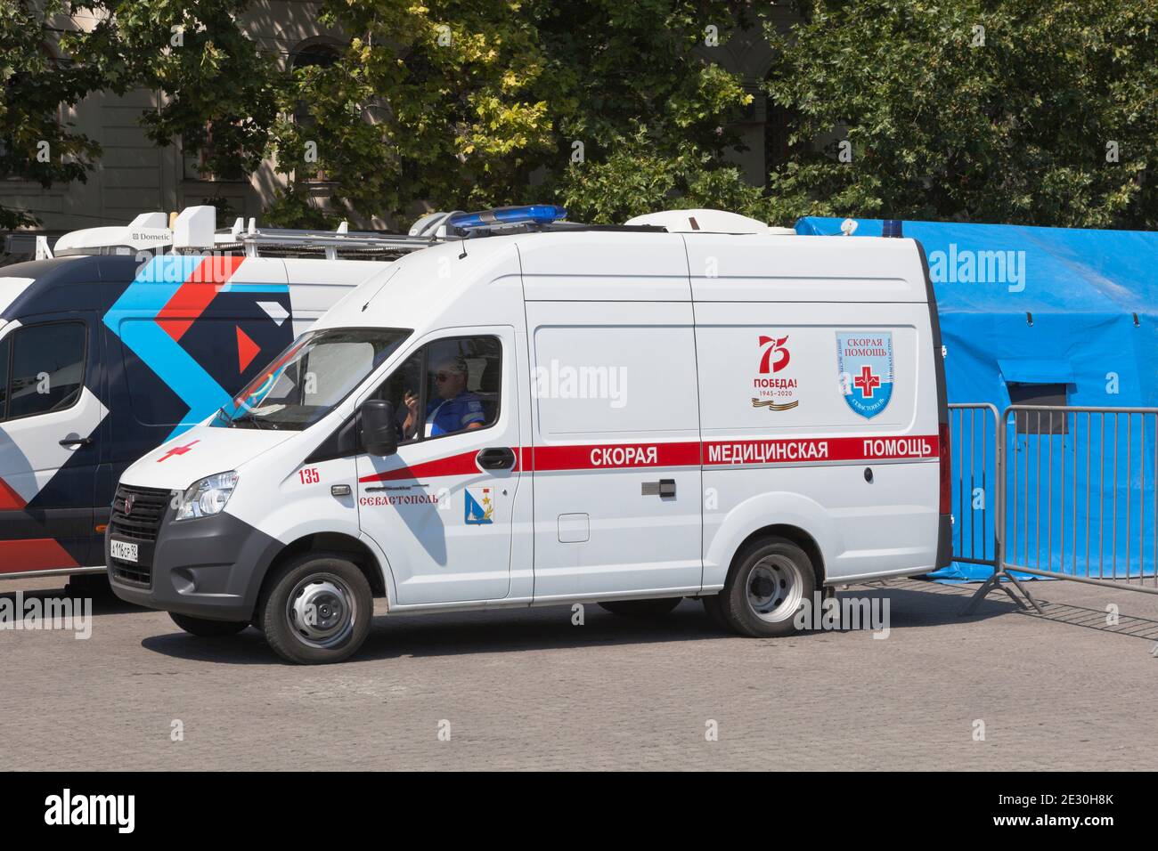 Sevastopol, Crimea, Russia - 26 luglio 2020: Ambulanza in servizio il giorno della Marina sulla piazza Nakhimov della città eroe di Sevastopol, Crimea Foto Stock