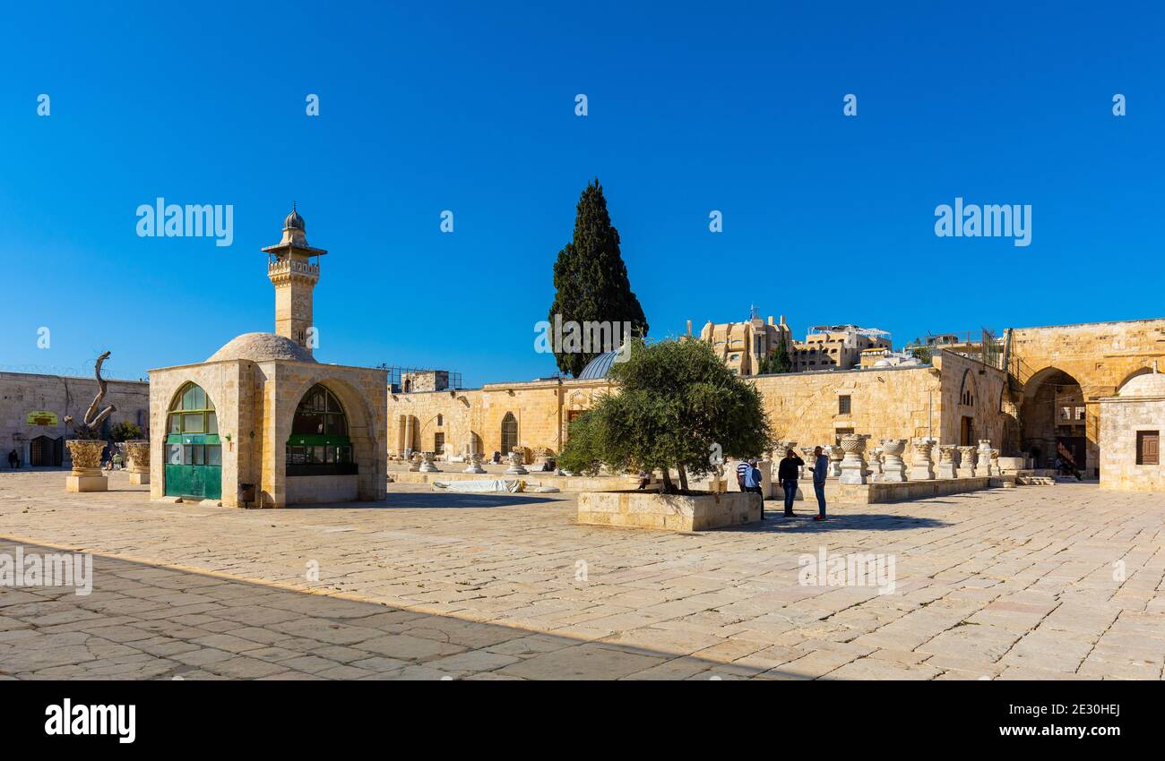 Gerusalemme, Israele - 12 ottobre 2017: Vista panoramica del Monte del Tempio con i santuari islamici, la Moschea al-Aqsa e il minareto al-Fakhariyya a Gerusalemme Foto Stock