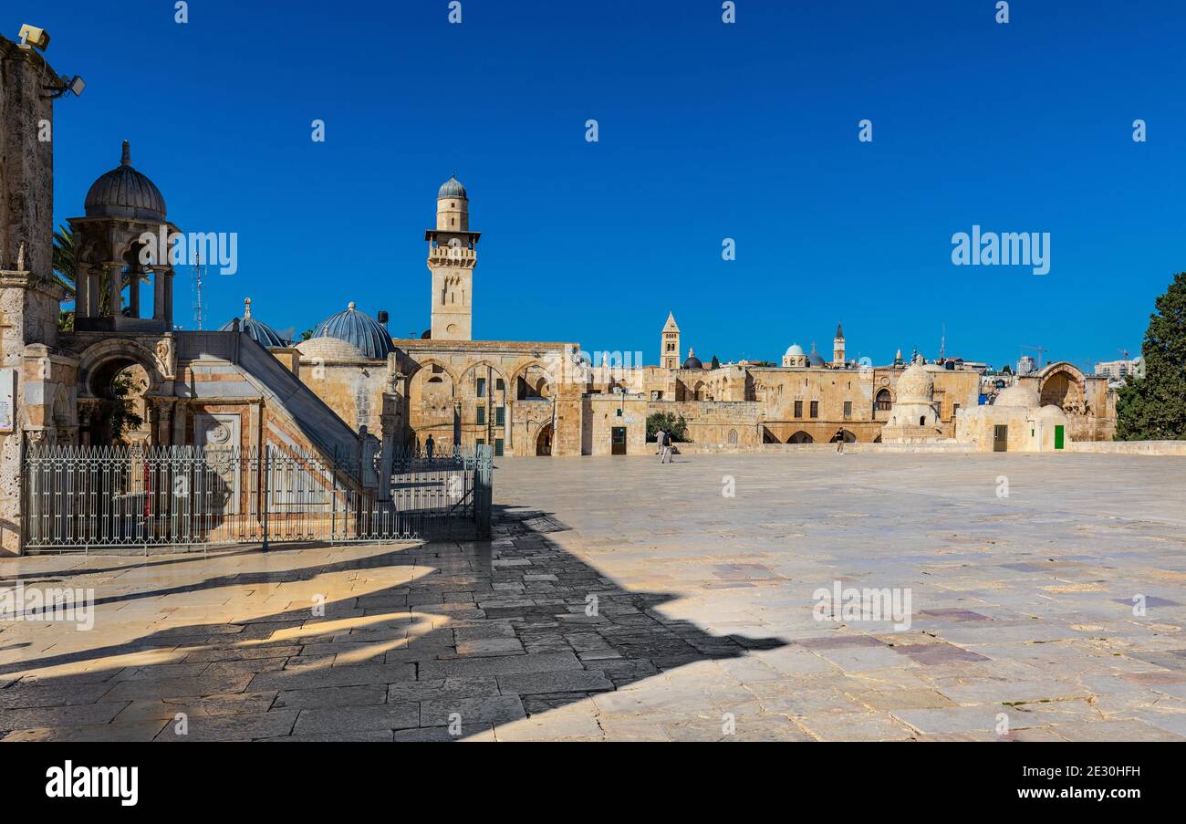 Gerusalemme, Israele - 12 ottobre 2017: Vista panoramica del Monte del Tempio con i santuari islamici, la Moschea al-Aqsa e il minareto Bab al-Silsila a Gerusalemme Foto Stock