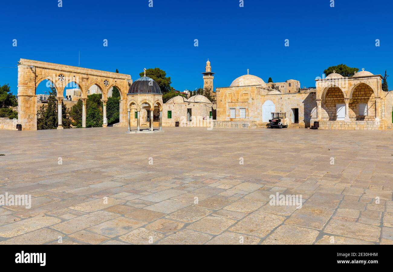 Gerusalemme, Israele - 12 ottobre 2017: Monte del Tempio con archi di porta che conducono alla cupola della roccia, alla Moschea di al-Aqsa e al minareto di Bab al-Silsila a J. Foto Stock