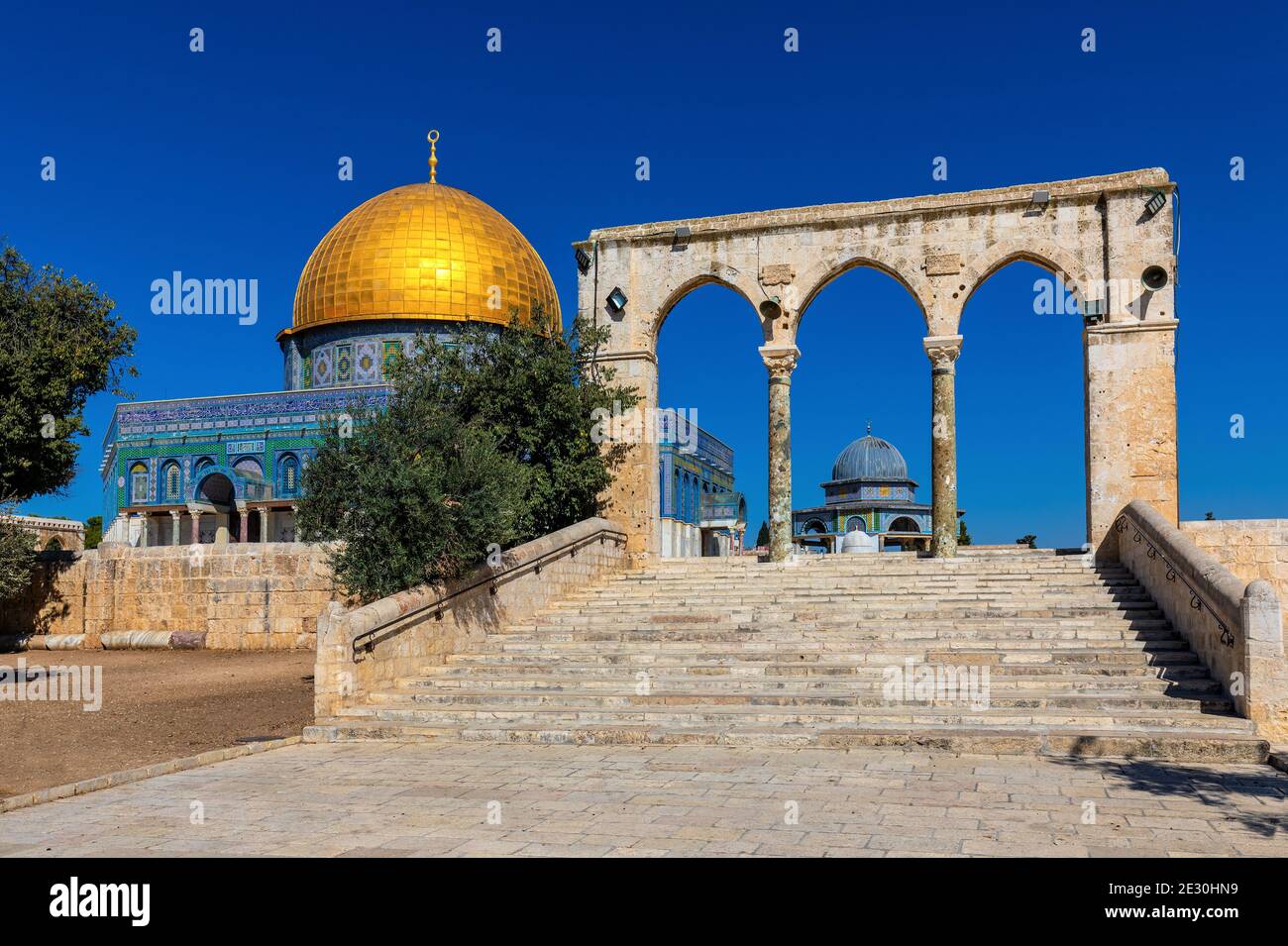 Gerusalemme, Israele - 12 ottobre 2017: Monte del Tempio con archi e scalinata che conduce al Duomo della roccia santuario monumento islamico nella città vecchia di Gerusalemme Foto Stock