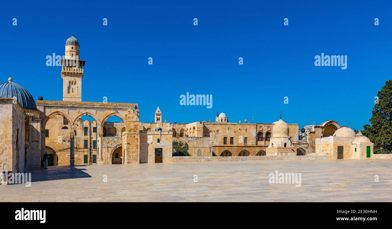 Gerusalemme, Israele - 12 ottobre 2017: Vista panoramica del Monte del Tempio con i santuari islamici, la Moschea al-Aqsa e il minareto Bab al-Silsila a Gerusalemme Vecchia Foto Stock