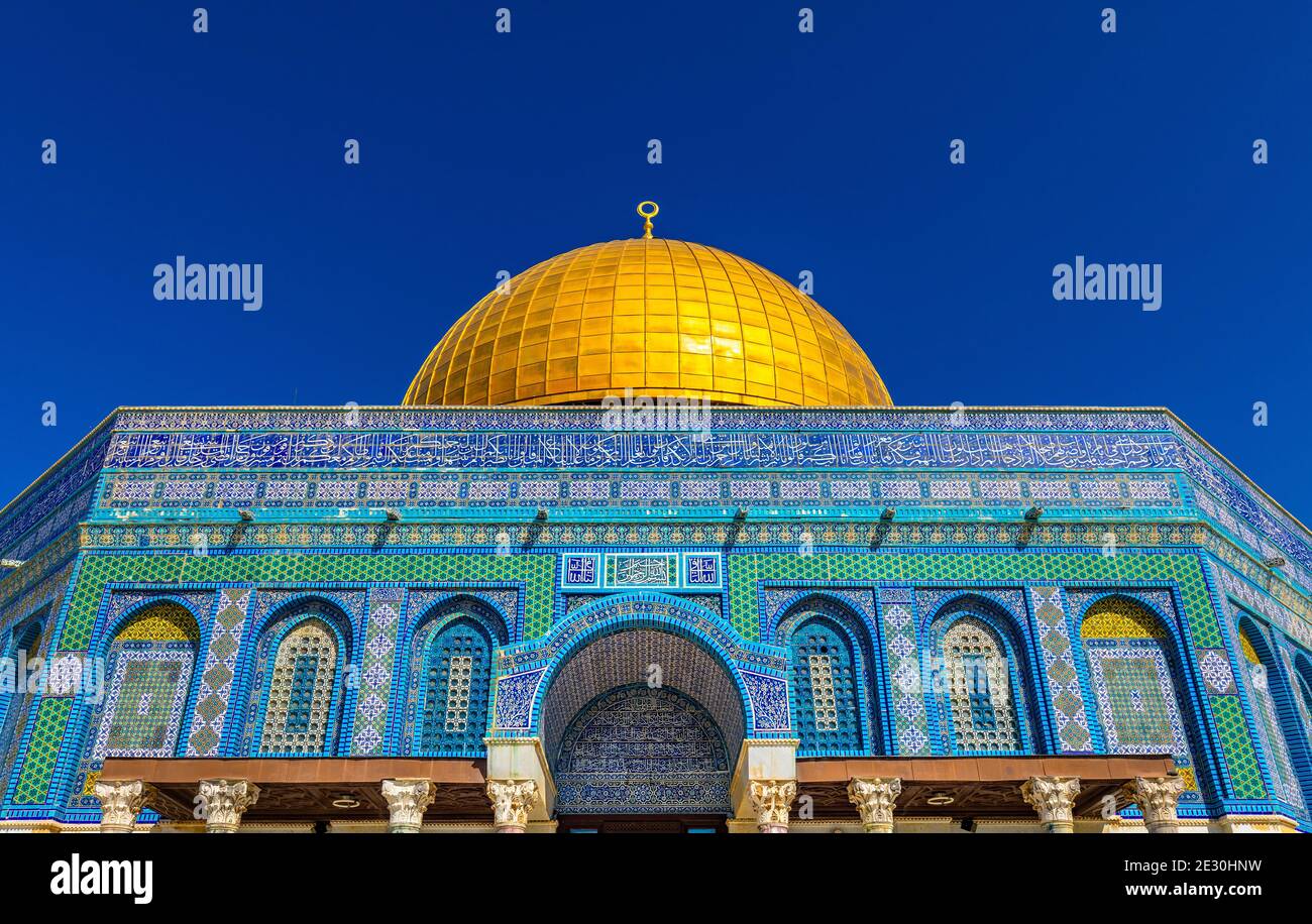 Gerusalemme, Israele - 12 ottobre 2017: Decorazione a mosaico delle pareti della facciata e ingresso principale del Duomo della roccia monumento islamico santuario sul Monte del Tempio Foto Stock