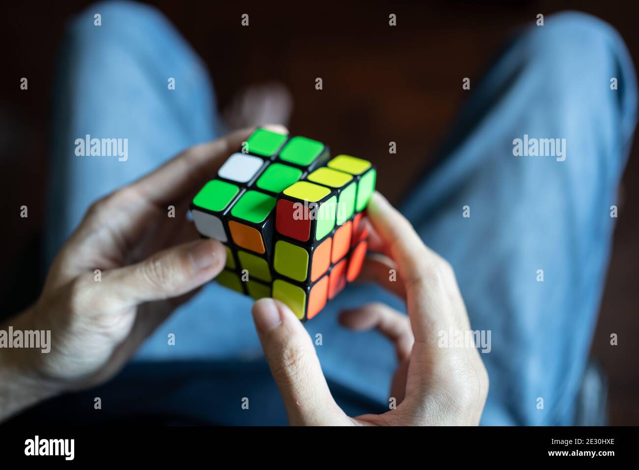 Bangkok, Thailandia - 13 gennaio 2021 : un uomo che risolve il cubo di Rubik. Foto Stock