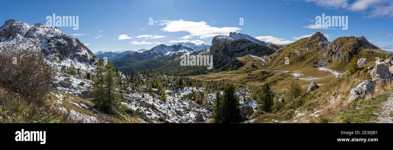 Panorama delle montagne in autum con larici al Passo Falzarego nelle Dolomiti. Foto Stock