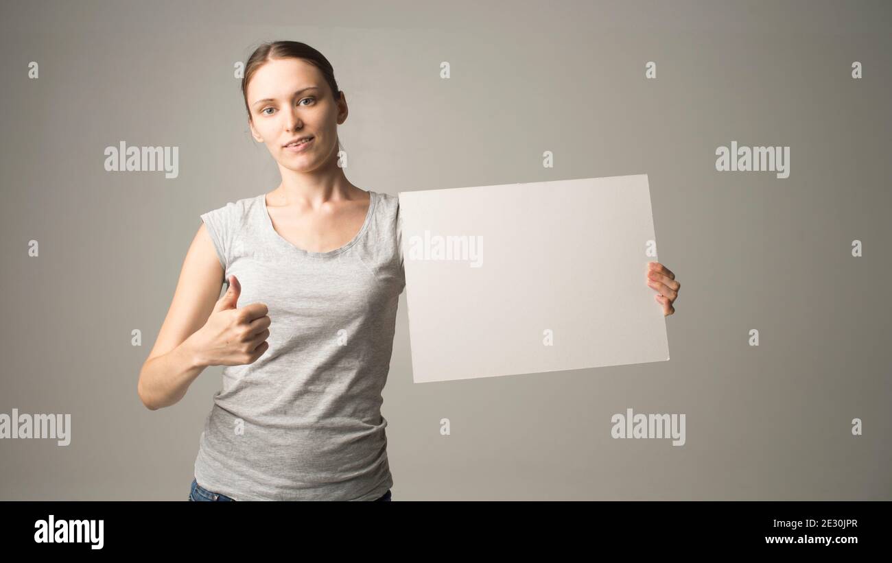 donna che tiene un foglio di carta in mano Foto Stock