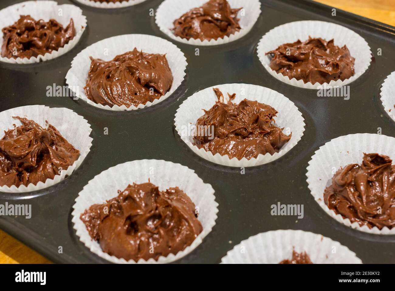 Miscela di torta non cotta al cioccolato in torta di fata, armadi per cupcake Closeup, Regno Unito Foto Stock