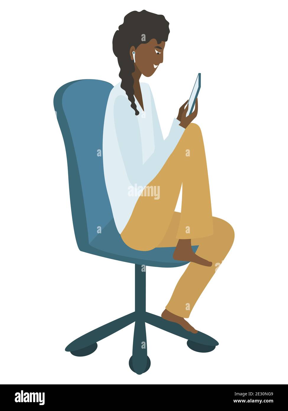 Ragazza seduta su una sedia, guardando lo schermo del telefono e chattando in linea. Illustrazione vettoriale isolata su sfondo bianco. Concetto di comunicazione online. Illustrazione Vettoriale