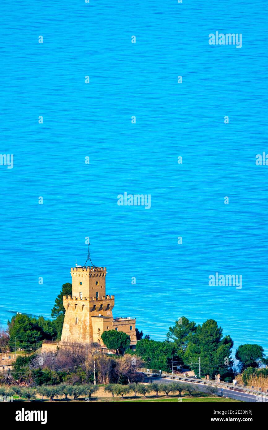 Veduta aerea della Torre di Cerrano, Pineto, Italia Foto Stock