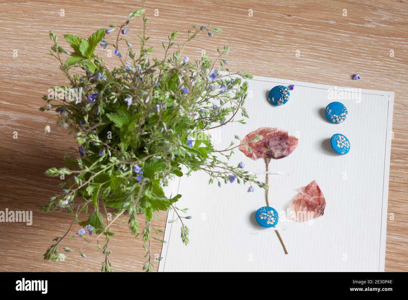 Ancora vita con fiori e bottoni ricamati. Foto Stock