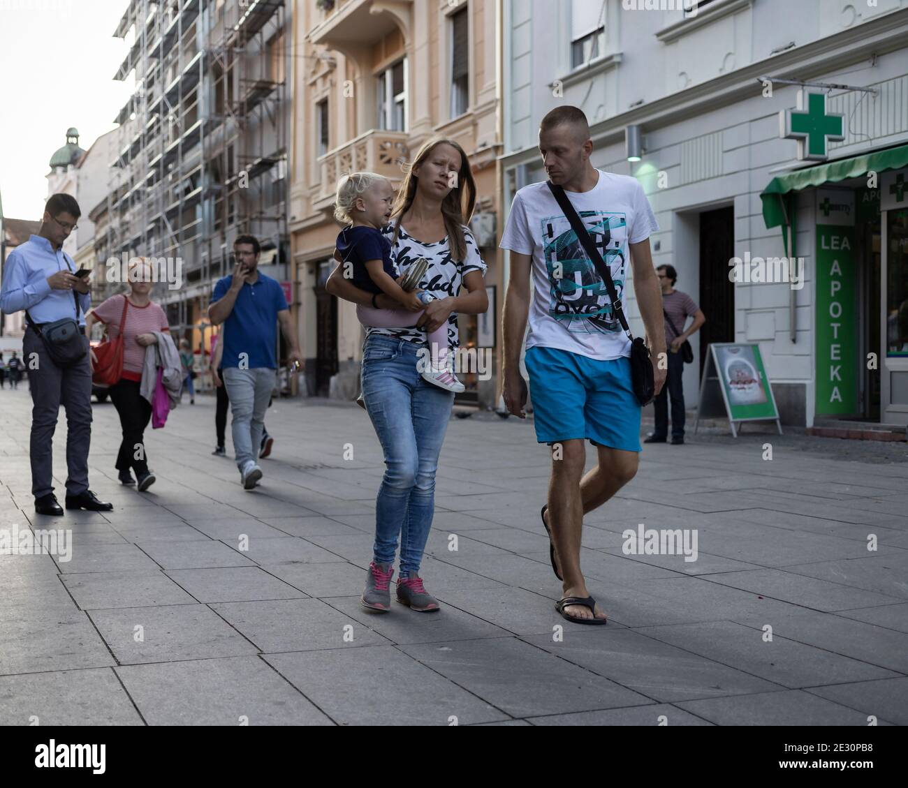 Belgrado, Serbia, 10 settembre 2019: Scena urbana con giovane coppia con bambino che cammina lungo la via Gospodska a Zemun Foto Stock