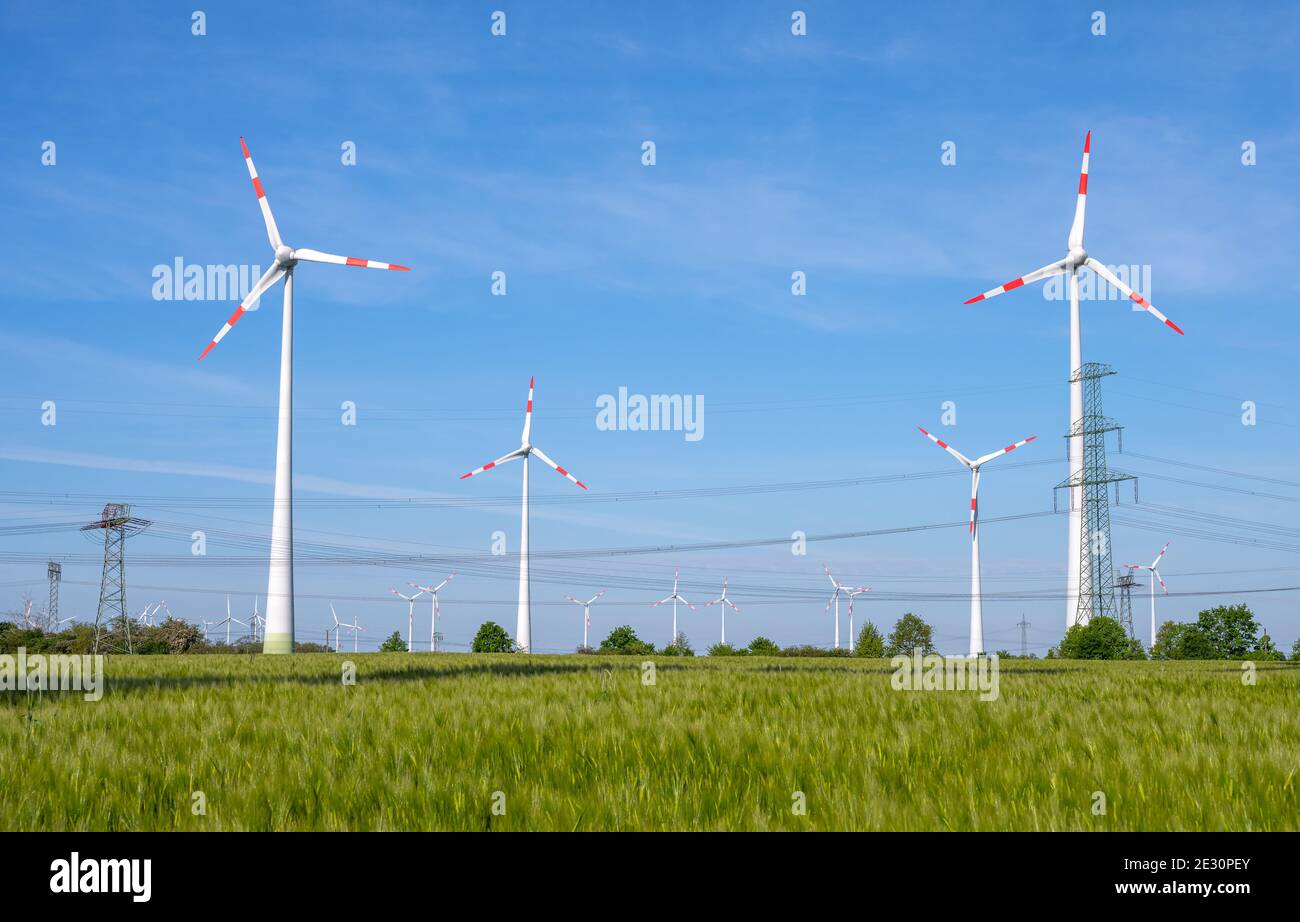 Turbine eoliche e linee elettriche viste in Germania Foto Stock