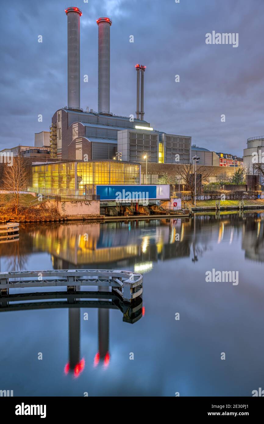 Impianto di cogenerazione presso il fiume Sprea a Berlino di notte Foto Stock