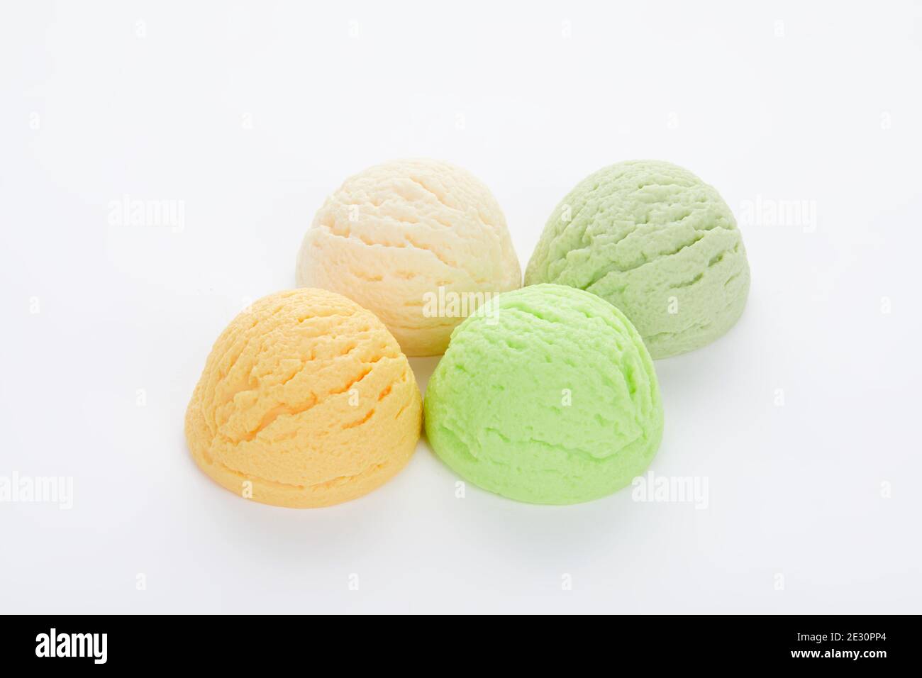 Primo piano di vari deliziosi cucchiai di gelato aromatizzati isolati su sfondo bianco Foto Stock
