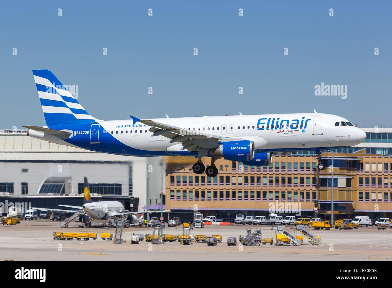 Stoccarda, Germania - 8 maggio 2018: Aereo Ellinair Airbus A320 all'aeroporto di Stoccarda (Str) in Germania. Airbus è una base europea di costruttori di aeromobili Foto Stock