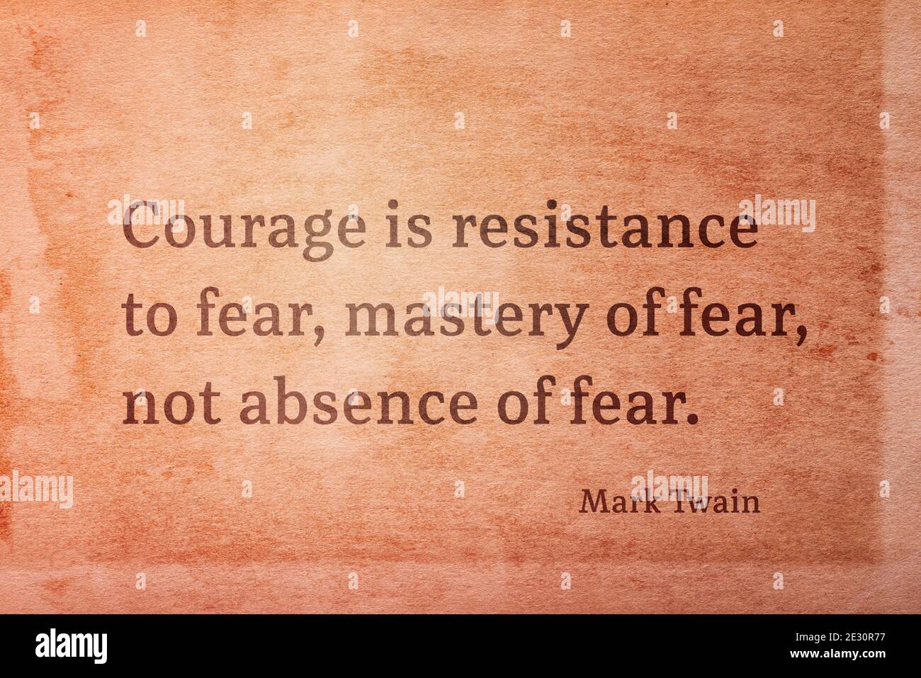 Coraggio è resistenza alla paura, padronanza della paura - famoso scrittore americano Mark Twain citazione stampata su carta grunge vintage Foto Stock