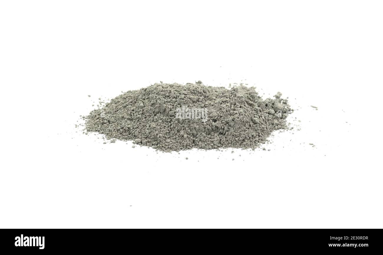 Cumulo di calcestruzzo sabbia mix isolato su bianco. Polvere di cemento Grady isolata su bianco. Foto Stock