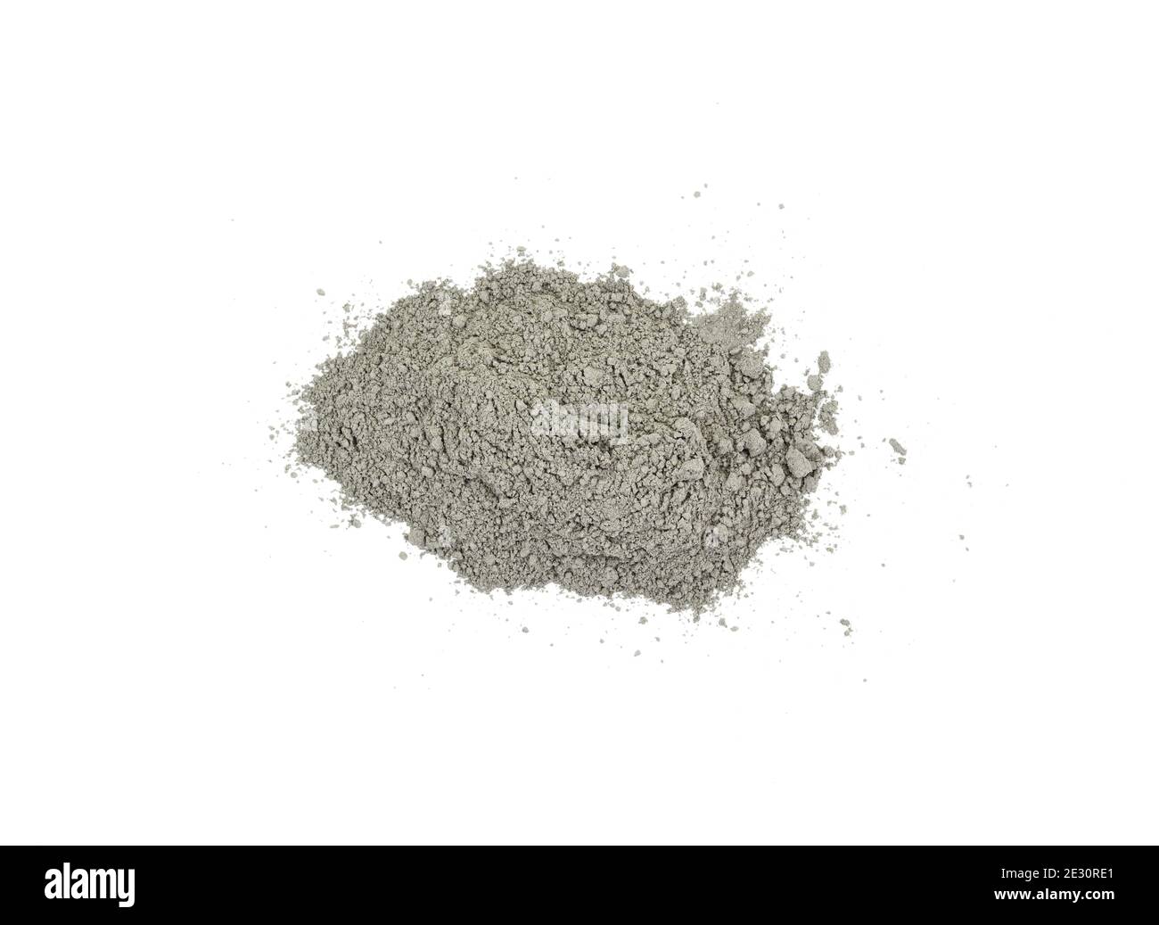 Cumulo di calcestruzzo sabbia mix isolato su bianco. Polvere di cemento Grady isolata su bianco. Foto Stock