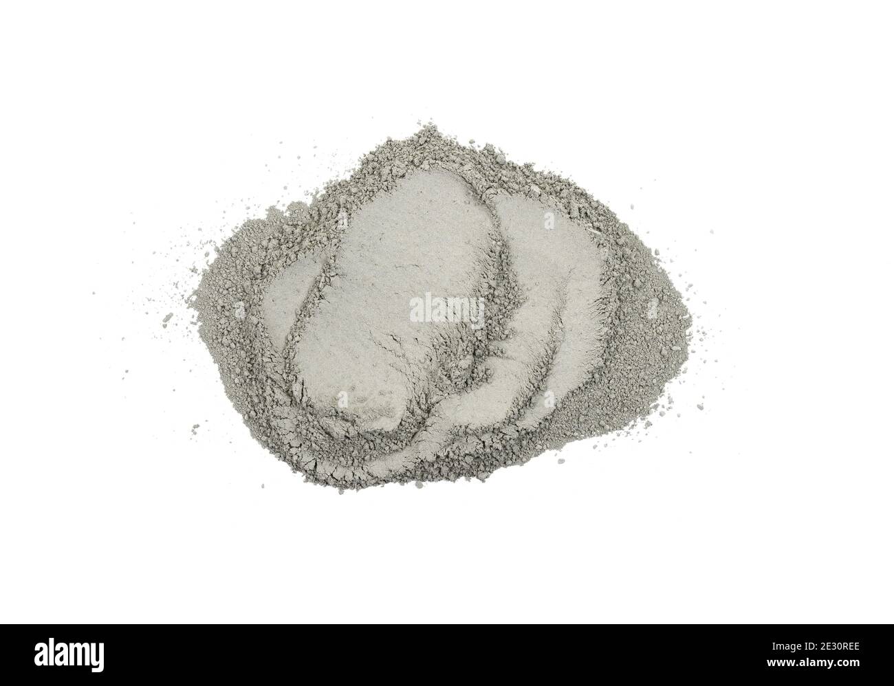 Cumulo di calcestruzzo sabbia mix isolato su bianco. Polvere di cemento Grady isolata su bianco. Foto Stock