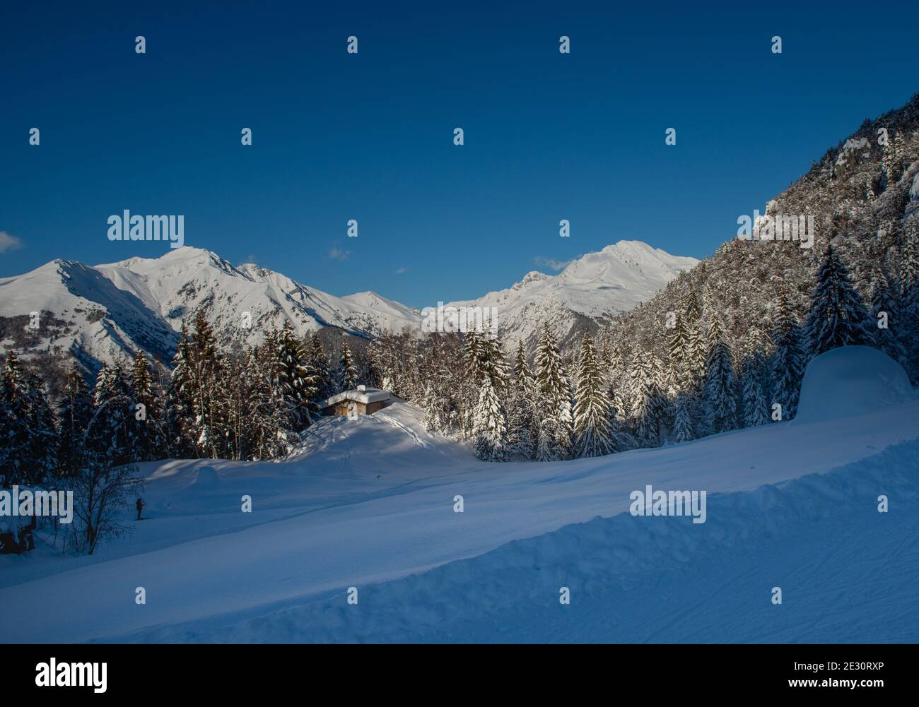 cottage dopo una nevicata pesante Foto Stock