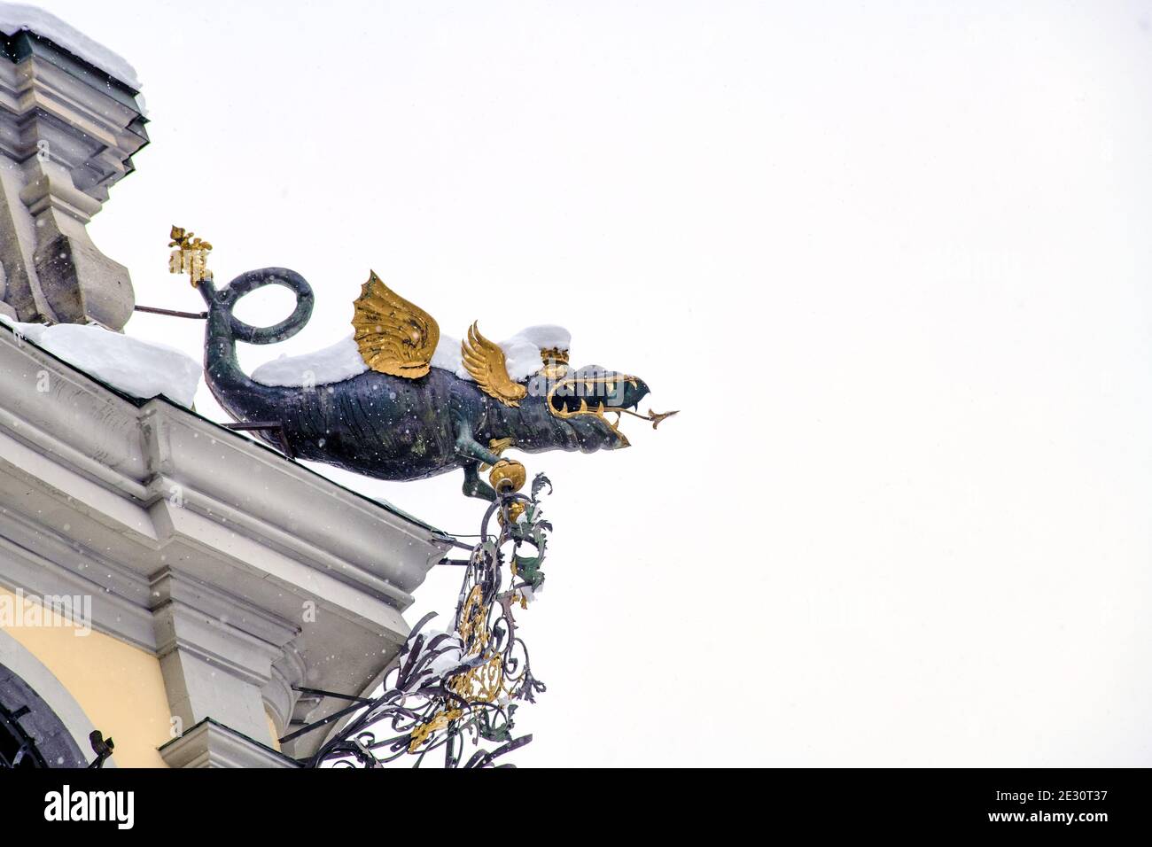 Drago in metallo con acqua incoronata a St. Blasien Abby in inverno Foto Stock
