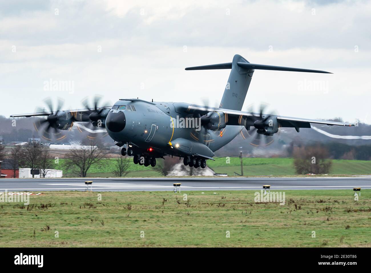 Un aeromobile militare Airbus A400M Atlas dell'Aeronautica Belga è pronto per atterrare all'aeroporto di Bruxelles. Foto Stock