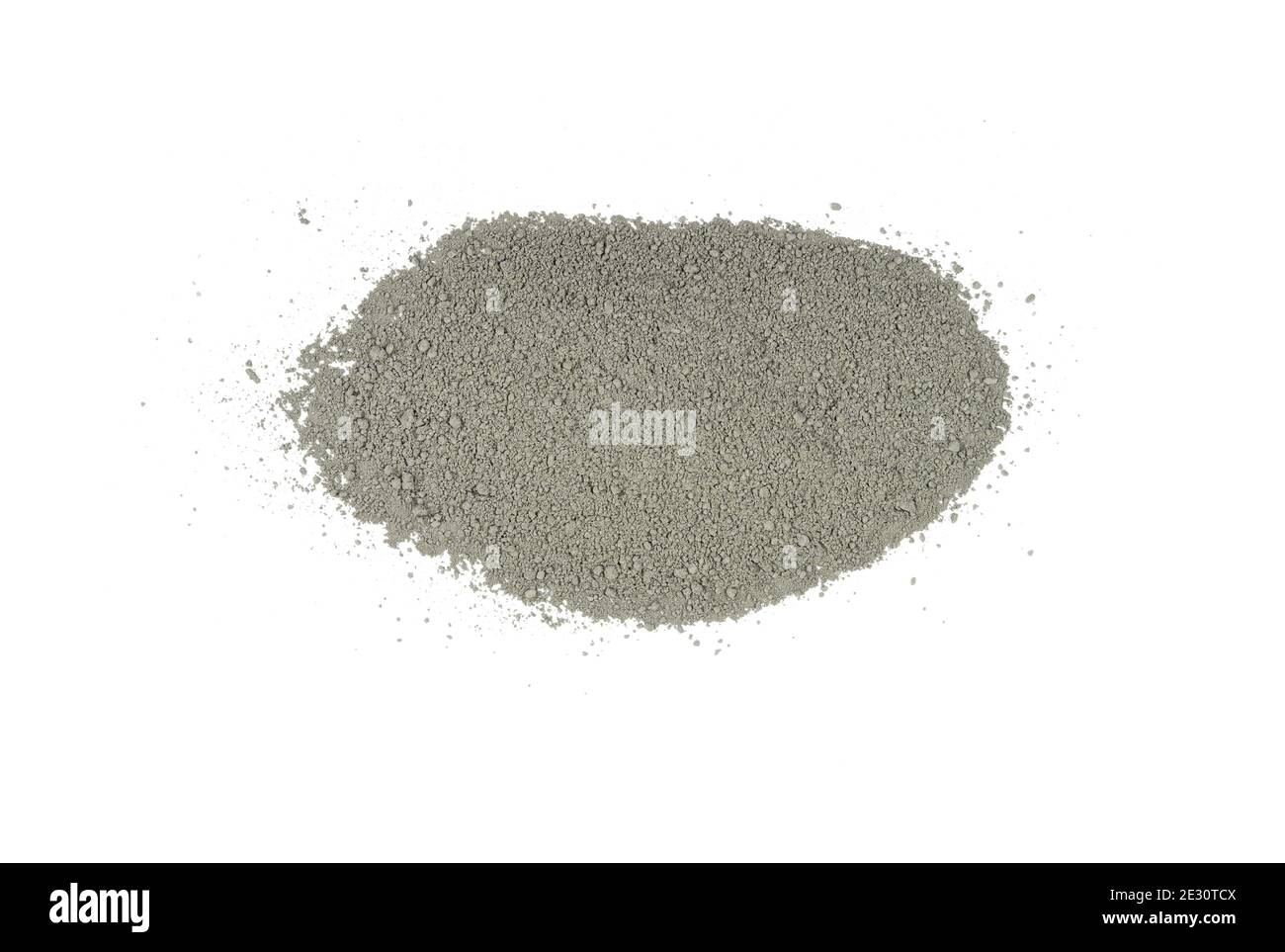 Cumulo di calcestruzzo sabbia mix isolato su bianco. Polvere di cemento Grady isolata su bianco. Foto Stock