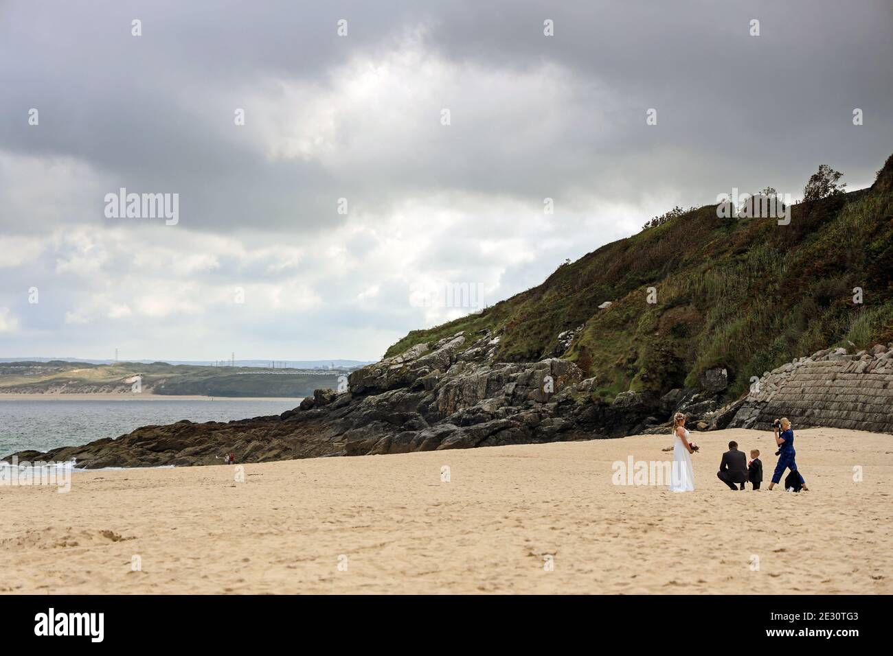 Una vicina spiaggia deserta di Porthminster nella città di St Ives in Cornovaglia offre un ambiente perfetto per un fotografo di matrimoni per registrare una giornata speciale. La a Foto Stock