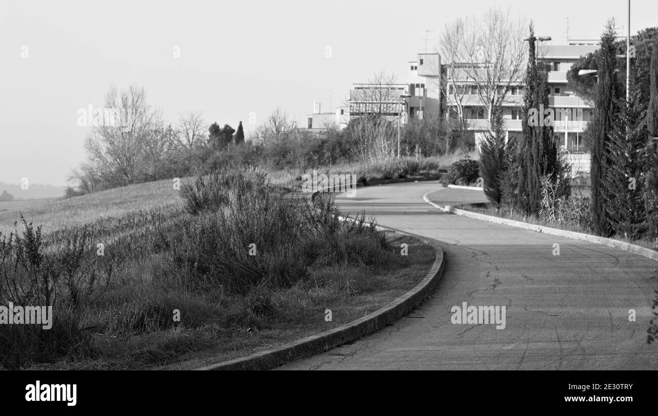 Una strada pedonale lastricata in un villaggio di campagna (Pesaro, Italia, Europa) Foto Stock