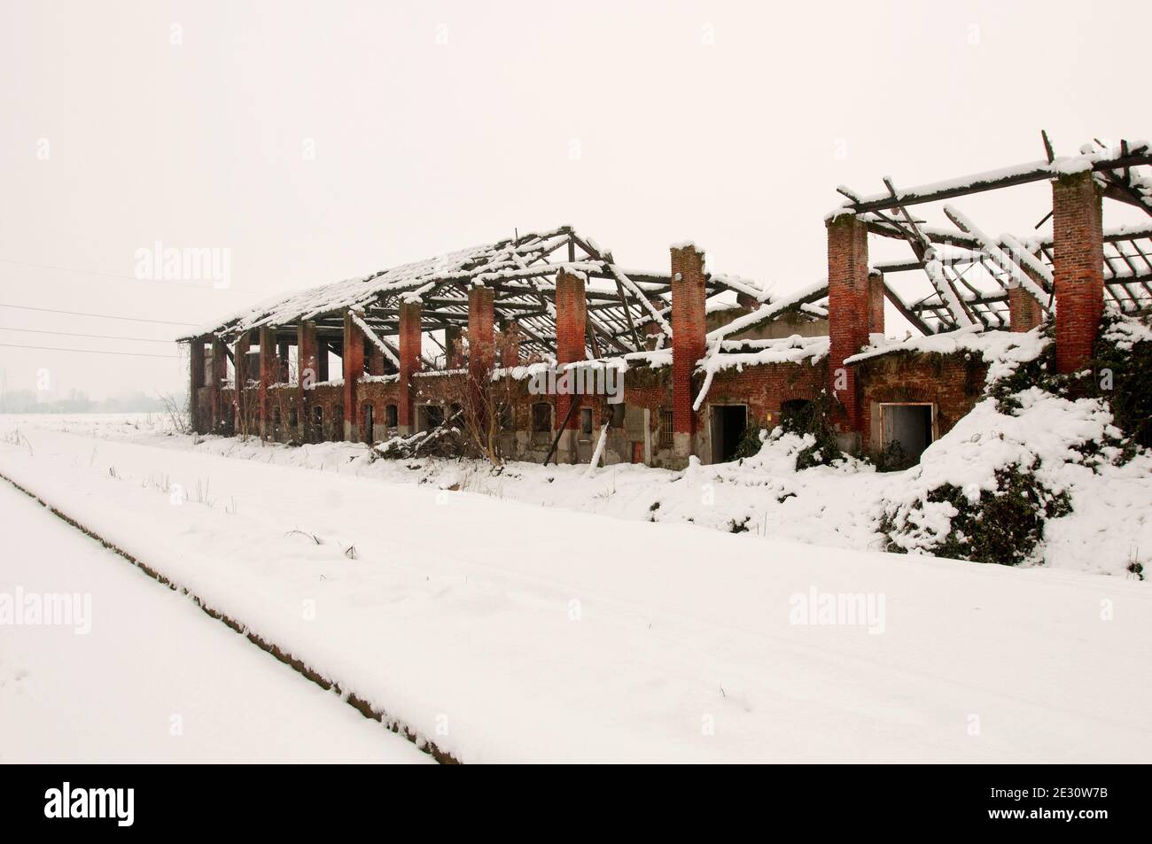 Una vecchia fattoria abbandonata (cascina) a sud di Milano dopo un nevicata Foto Stock