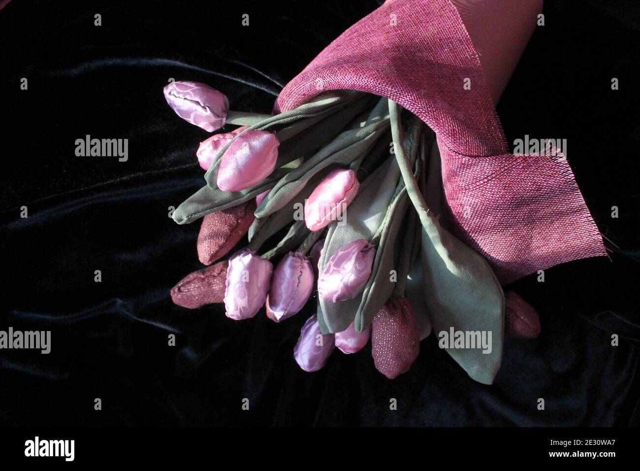 bel bouquet di tulipani di seta confezione preparare per la decorazione o. regalo in vacanza Foto Stock
