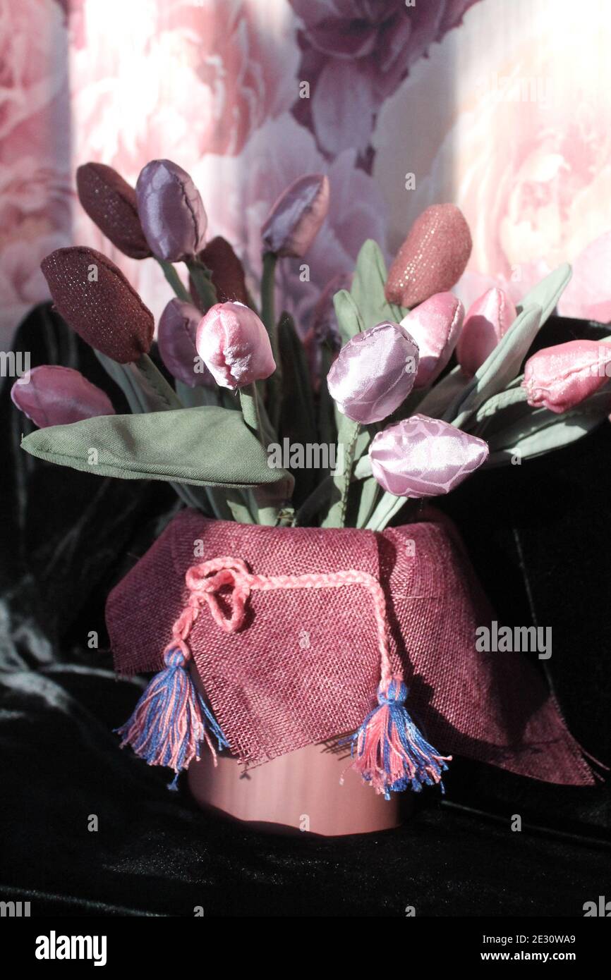 bel bouquet di tulipani di seta confezione preparare per la decorazione o. regalo in vacanza Foto Stock
