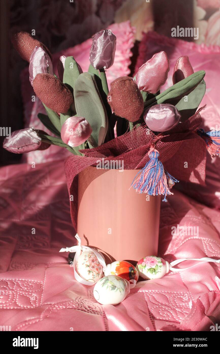 bel bouquet di tulipani di seta confezione preparare per la decorazione o. regalo in vacanza Foto Stock