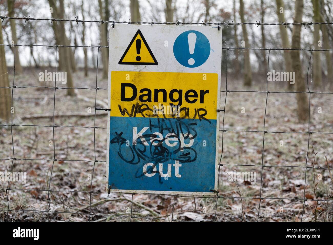Graffiti di messaggi alternativi su un cartello di non ingresso, Ribble Valley, Lancashire, Regno Unito Foto Stock