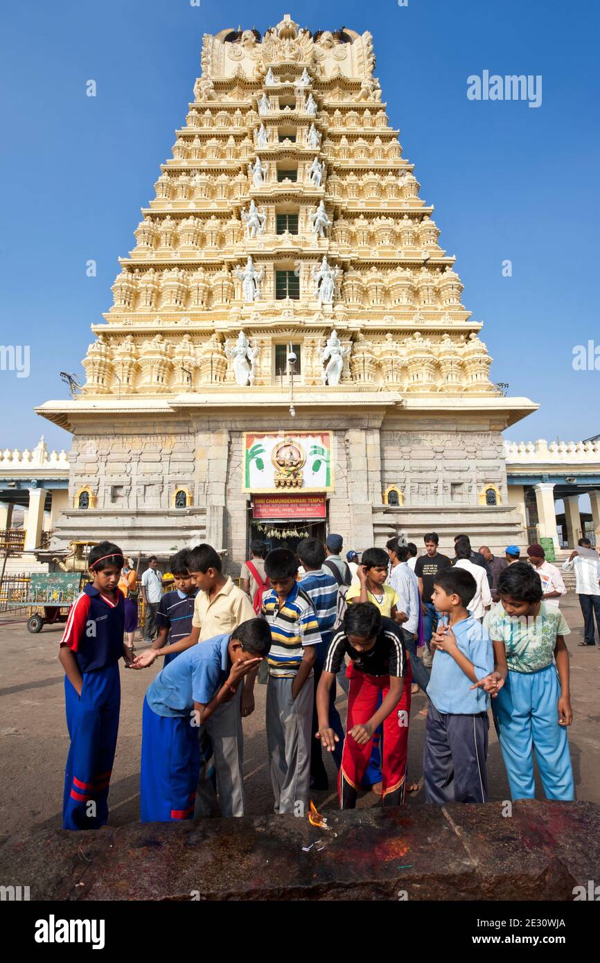 Ragazzi che fanno un'offerta (Puja) a Sri Chamundeswari Temple.Mysore.Karnataka.India Foto Stock