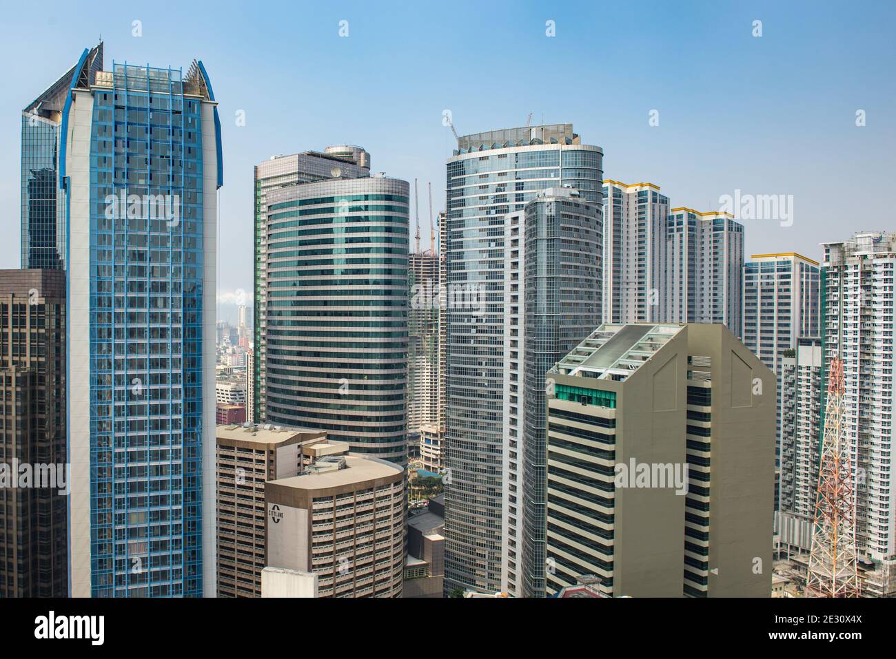 Edifici moderni nel centro affari della citta' di Makati, Filippine Foto Stock