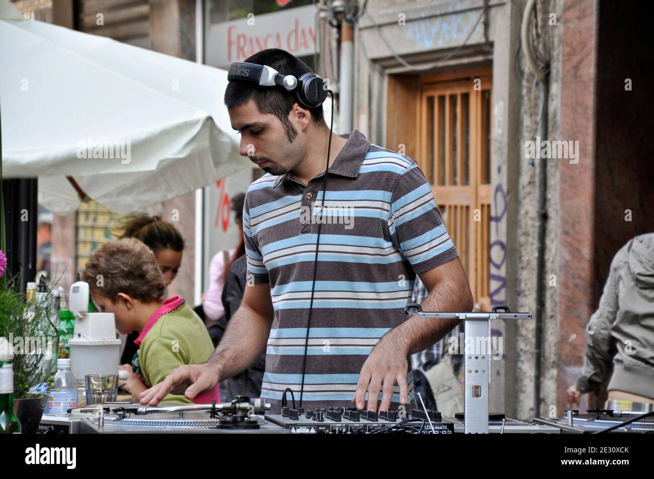 Lone DJ esecuzione dal vivo da un improvvisato DJ impostazione su Le strade durante il festival estivo di strada 'Sofia Breathes' Sofia Bulgaria Europa orientale agosto 2010 Foto Stock