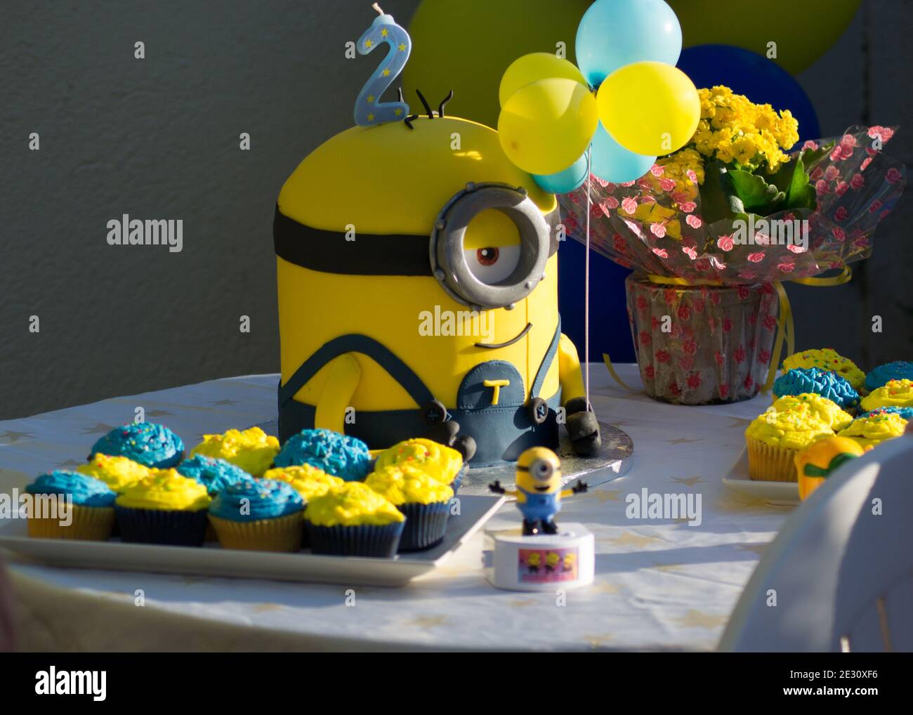 Minions Party Cake, idee per feste di compleanno dei bambini, minion giallo e blu, concetto di festa per bambini di 2 giorni Foto Stock