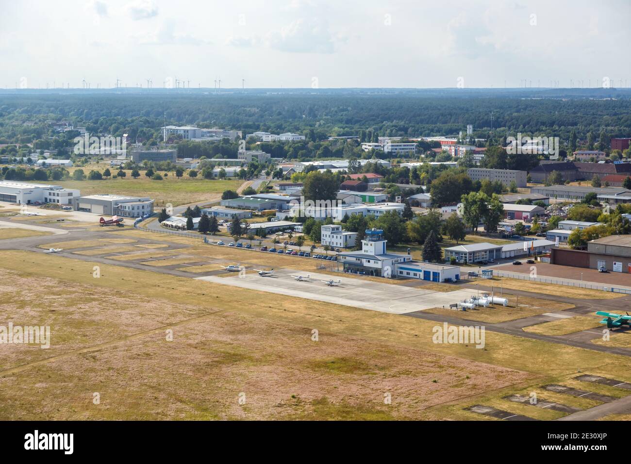 Strausberg, Germania - 19 agosto 2020: Terminal dell'aeroporto di Strausberg e vista aerea della torre in Germania. Foto Stock
