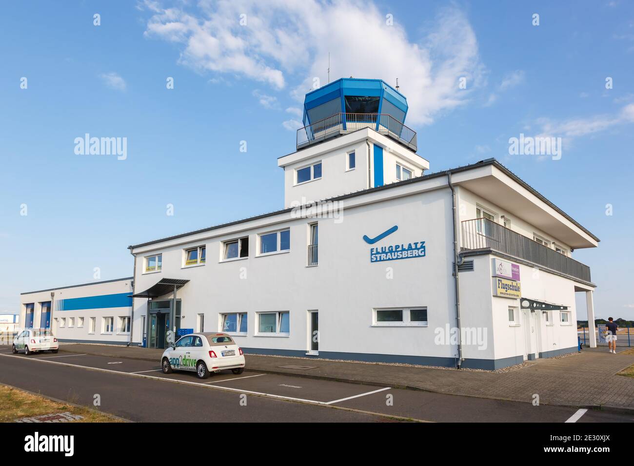 Strausberg, Germania - 19 agosto 2020: Terminal e torre dell'aeroporto di Strausberg in Germania. Foto Stock