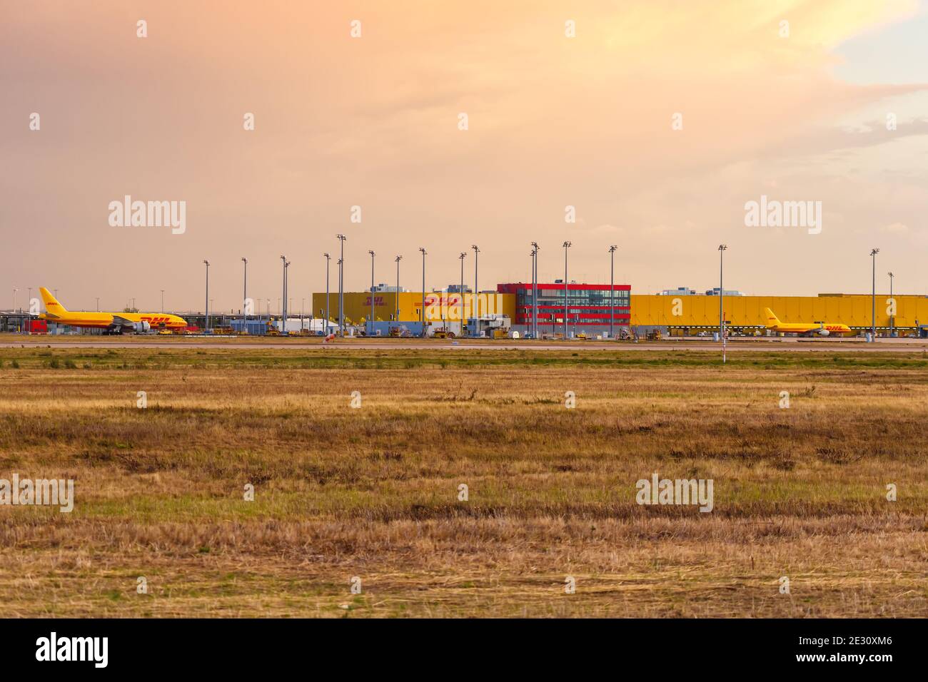 Lipsia, Germania - 18 agosto 2020: DHL Hub all'aeroporto Leipzig Halle LEJ in Germania. Foto Stock