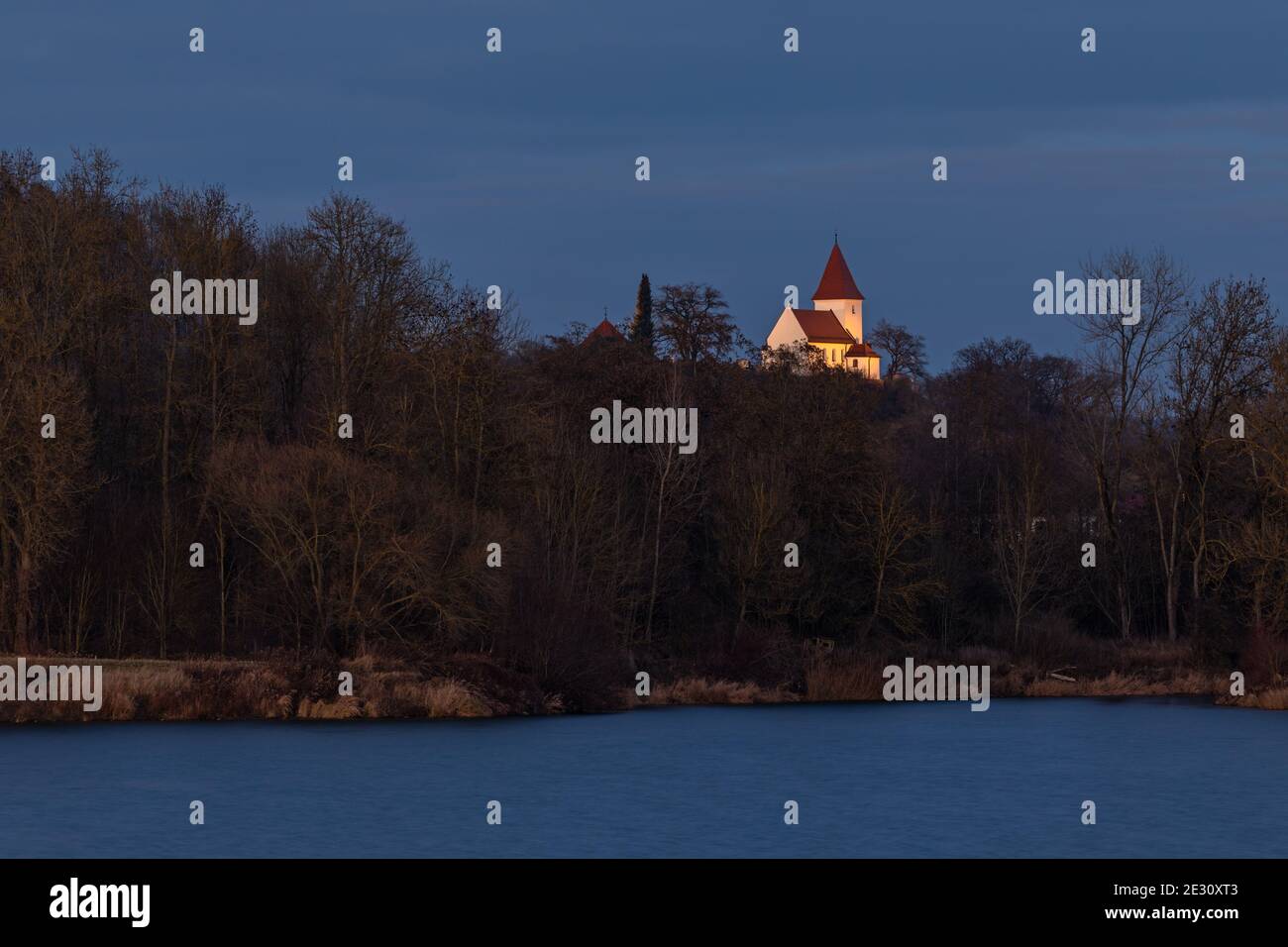 Chiesa illuminata di Schaefstall nei pressi di Donauwoerth sopra un lago in Baviera Foto Stock