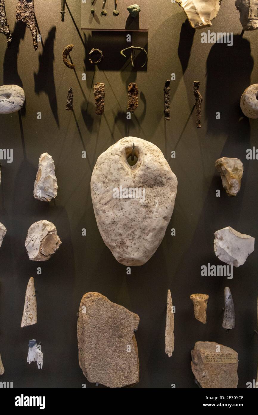 Oggetti provenienti dal Winkelbury Hill Fort Iron Age Hoard (500BC-i secolo d.C.) nel Salisbury Museum, Salisbury, Wiltshire, Regno Unito. Foto Stock