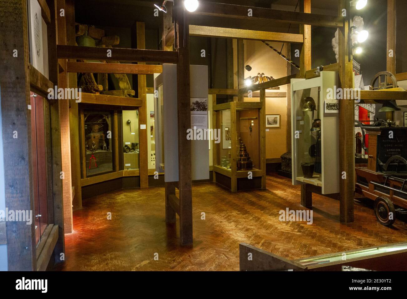 Vista generale della galleria di storia sociale, Salisbury Museum, Salisbury, Wiltshire, UK. Foto Stock