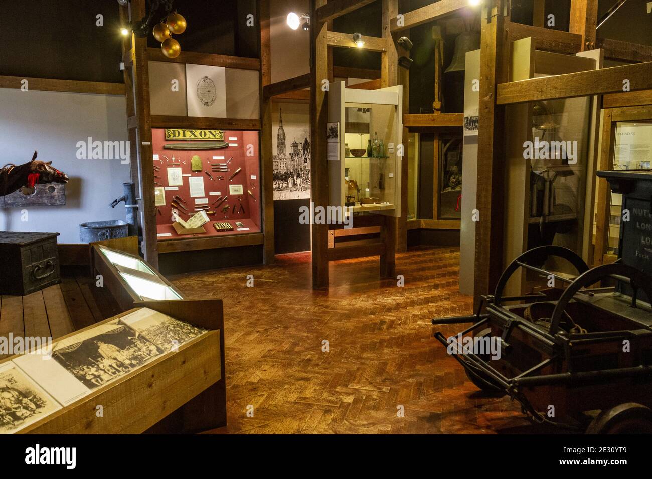 Vista generale della galleria di storia sociale, Salisbury Museum, Salisbury, Wiltshire, UK. Foto Stock