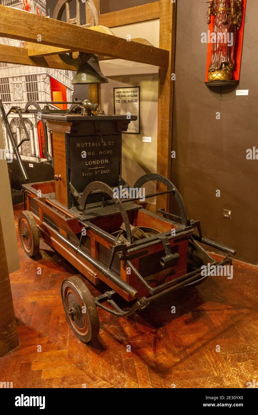Un motore antincendio del 18 ° secolo dalla città di Downton (datata 1768), nella galleria di storia sociale, Salisbury Museum, Salisbury, Wiltshire, Regno Unito. Foto Stock