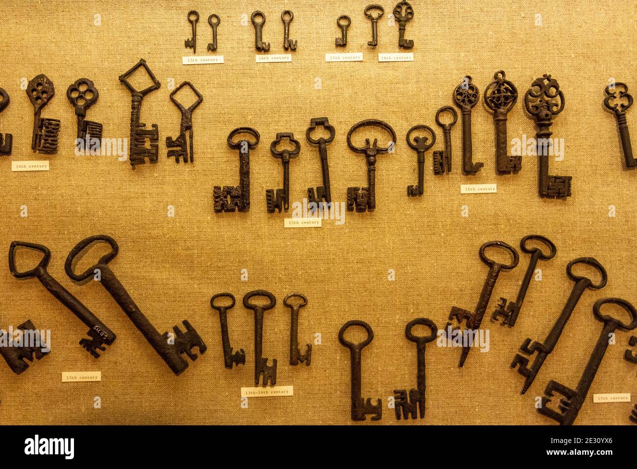 Una selezione di vecchie chiavi dal 13 ° al 16 ° secolo in mostra al Salisbury Museum, Salisbury, Wiltshire, Regno Unito. Foto Stock