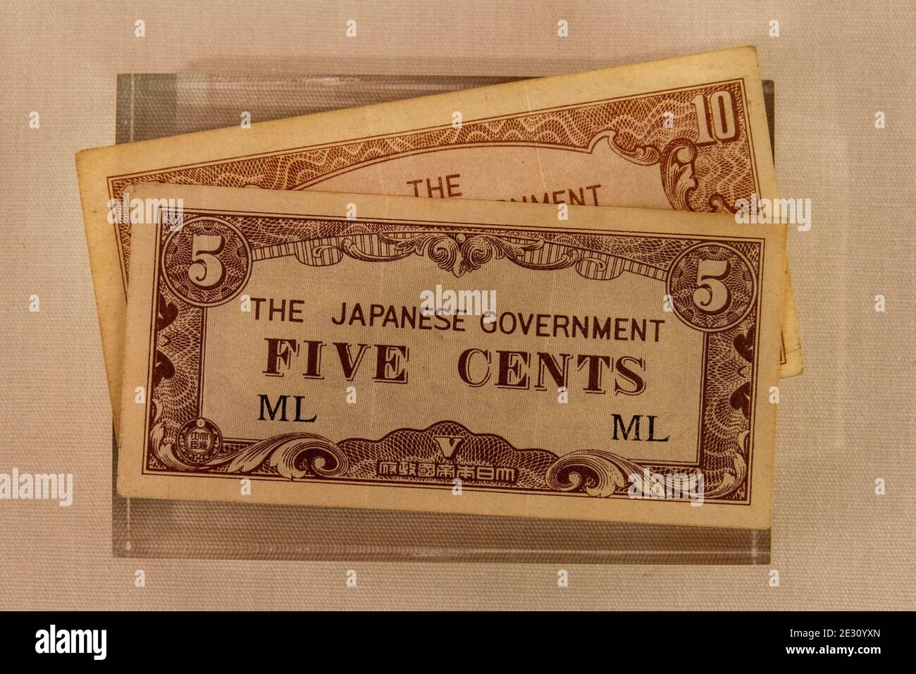 Banconota da 5 cent emessa dal governo giapponese nel 1942-45 in territorio occupato dal Giappone (ML per la Malesia), Salisbury Museum, Wiltshire, Regno Unito. Foto Stock