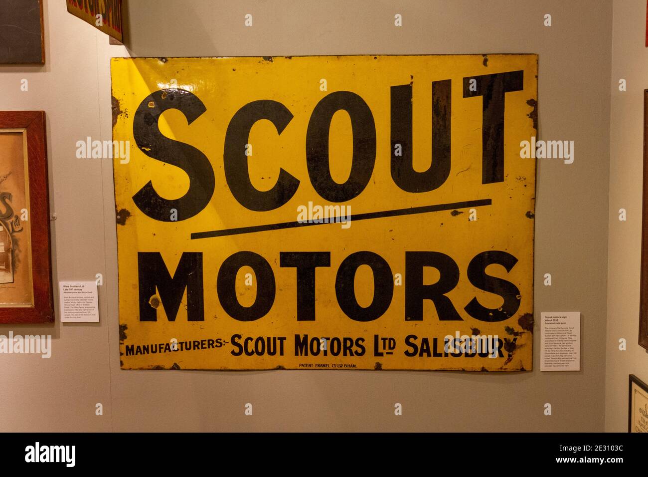 Un cartello in metallo smaltato 1910 Scout Motors in esposizione al Salisbury Museum, Salisbury, Wiltshire, Regno Unito. Foto Stock