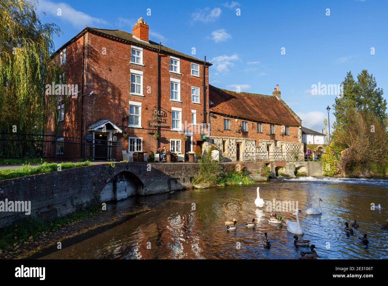 L'Old Mill Harnham, un edificio del 15 ° secolo che si affaccia sul fiume Naddar, Salisbury, Wiltshire, Regno Unito. Foto Stock